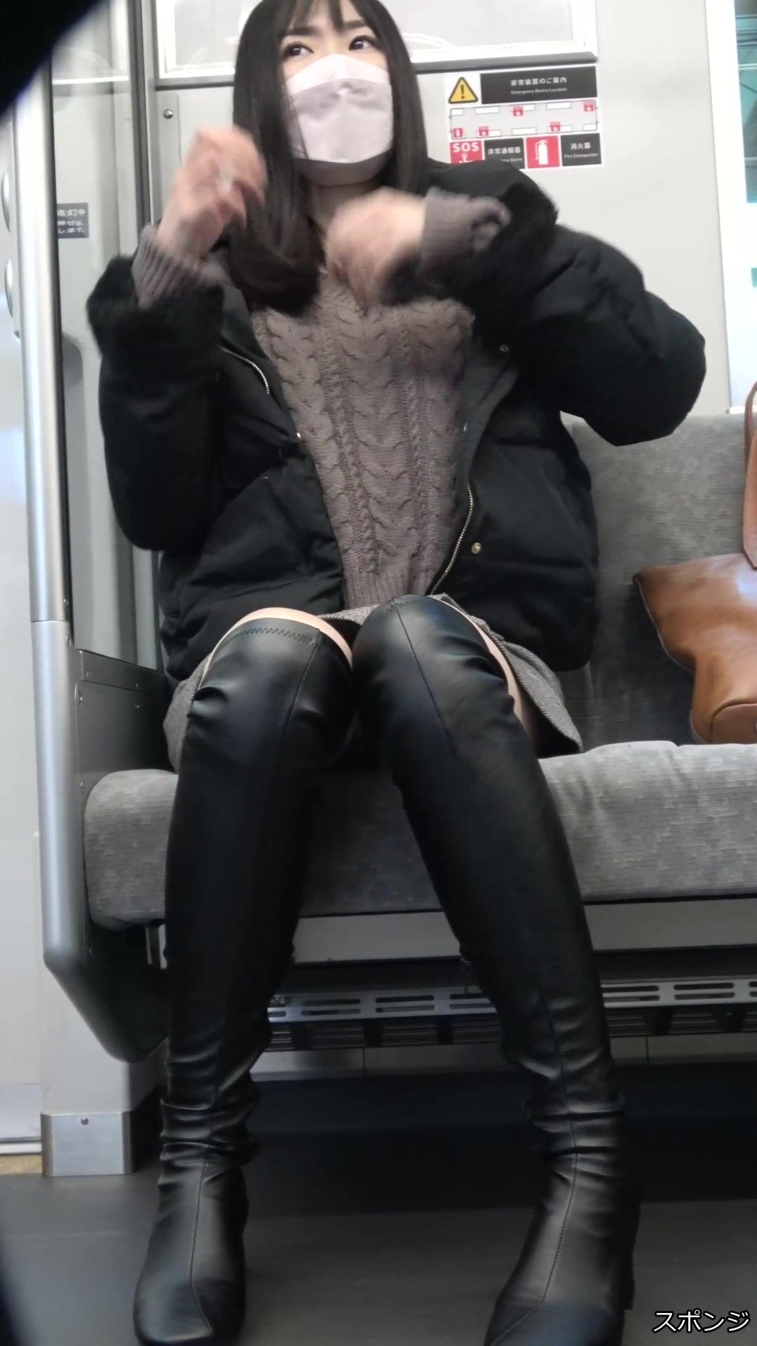 精品推薦 島國網站『Pcolle』賣家高價售賣盜撮女大學生少婦電車當眾露出裙底性感街拍-スポンジ (10)