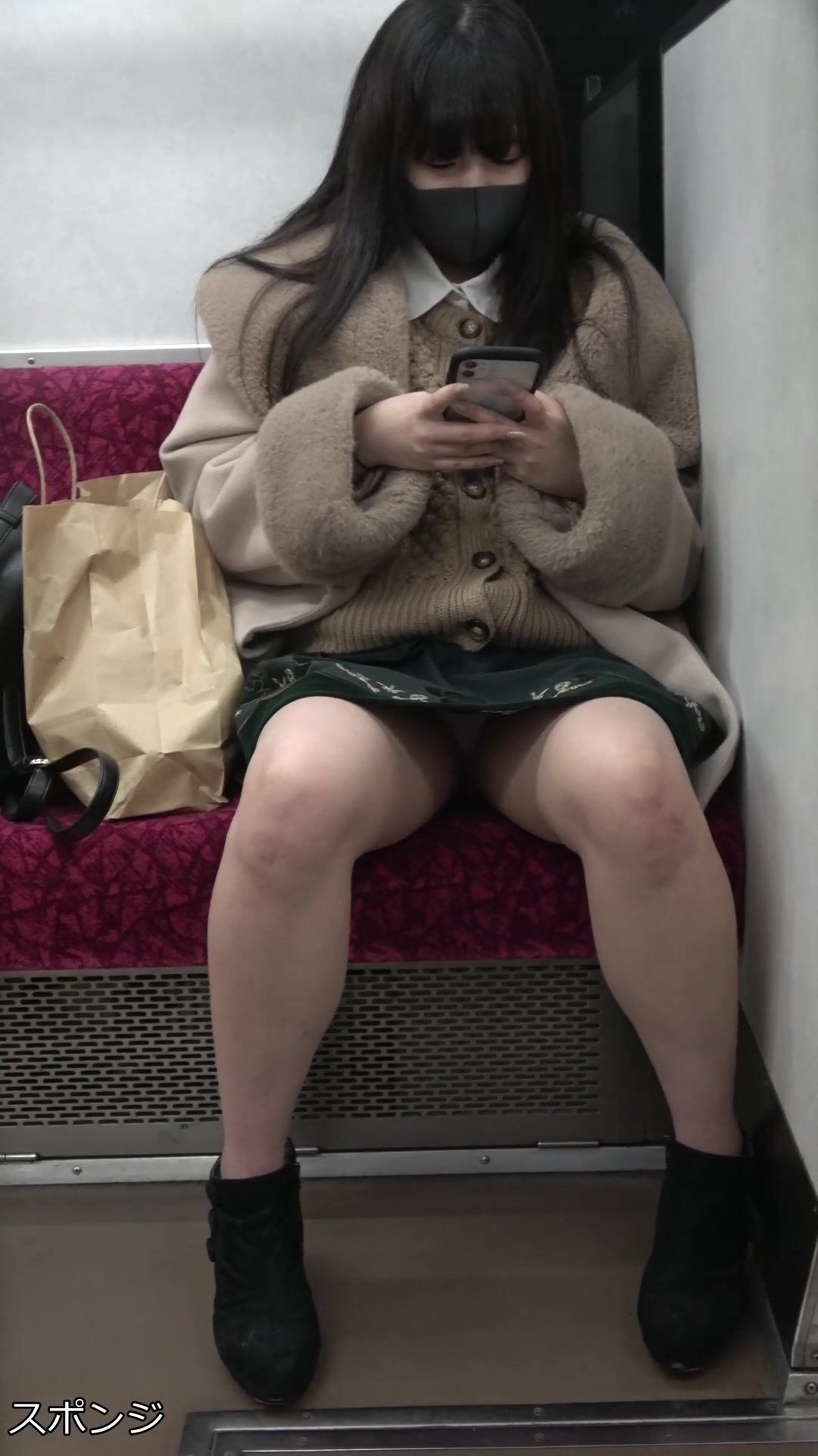 精品推薦 島國網站『Pcolle』賣家高價售賣盜撮女大學生少婦電車當眾露出裙底性感街拍-スポンジ (12)