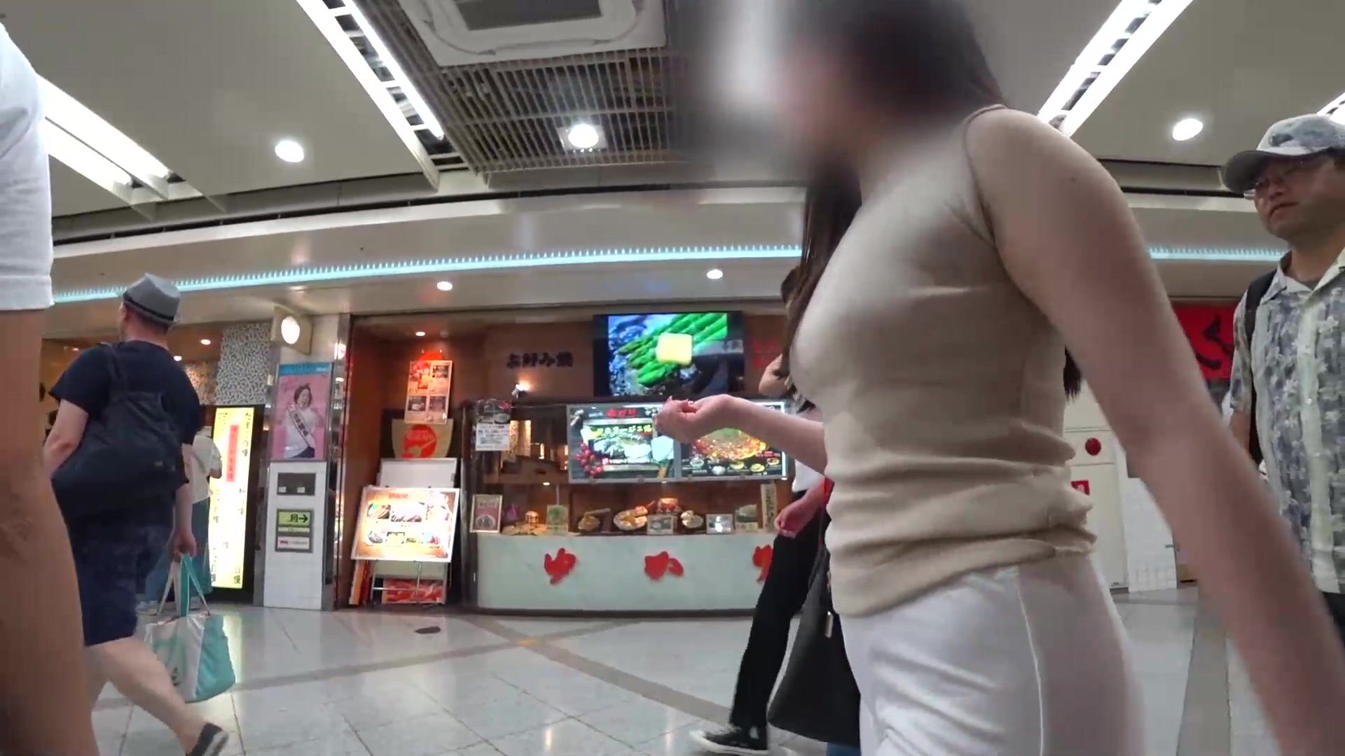 【フルHD 高畫質】ノーブラ乳首がビンビンに！！思わず感じちゃうデカ尻ドスケベ女がヤバ過ぎます！！