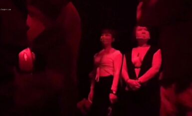 候場砂女真空上陣露半邊，可惜還是沒人點她，這行業都這么卷了嗎？中國砂舞舞廳偷攝