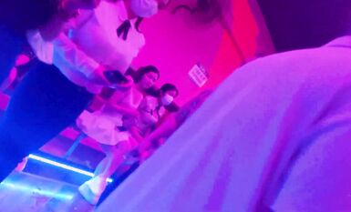 光棍小叔實拍重慶舞廳燈光昏暗好浪漫，一首歌的女舞伴摟摟抱抱好有情調