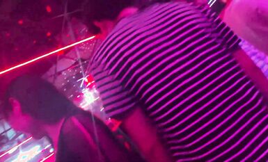 光棍小叔實拍重慶舞廳燈光昏暗好浪漫，一首歌的女舞伴摟摟抱抱好有情調