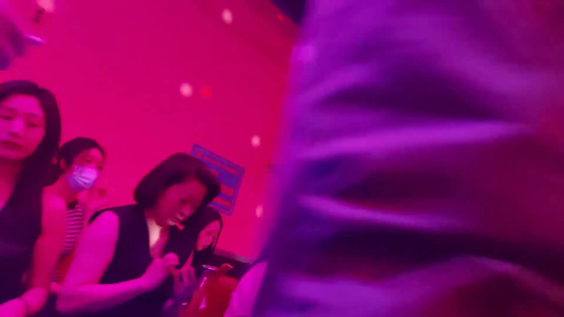 光棍小叔實拍重慶舞廳燈光昏暗好浪漫，一首歌的女舞伴摟摟抱抱好有情調