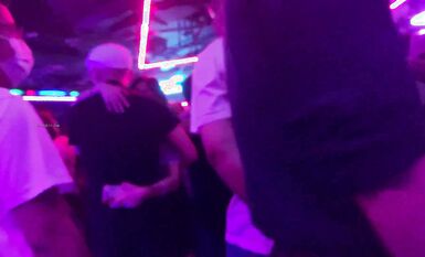 光棍小叔有空就去舞廳舞一曲浪漫時光，燈光昏暗放開心情就是舒服