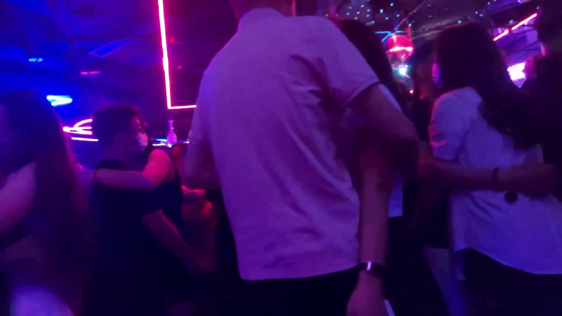 光棍小叔有空就去舞廳舞一曲浪漫時光，燈光昏暗放開心情就是舒服