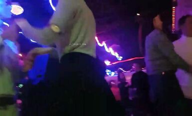 實拍重慶砂砂舞廳燈光昏暗，曲一響燈未亮，牽著美女跳一曲，樓樓飽飽好浪漫