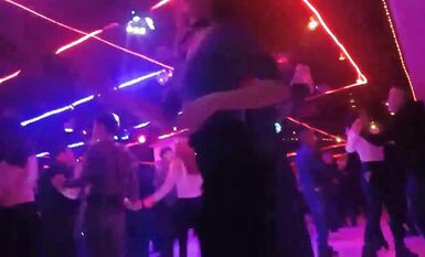 實拍重慶砂砂舞廳燈光昏暗，曲一響燈未亮，牽著美女跳一曲，樓樓飽飽好浪漫