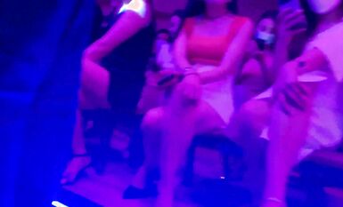 燈光昏暗的舞廳跳舞有激情，一天煩惱憂愁都離開，光棍小叔看看也過癮