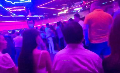 燈光昏暗的舞廳跳舞有激情，一天煩惱憂愁都離開，光棍小叔看看也過癮