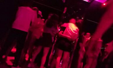 砂舞世界，長腿黑短褲翹臀少婦，小哥靠牆雙手操作，要起飛的感覺_Dance_hall_sexy_lady