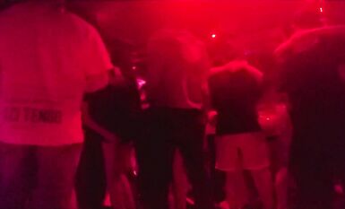 砂舞廳的極致浪漫，女人掛在大爺身上，生命在於摩擦