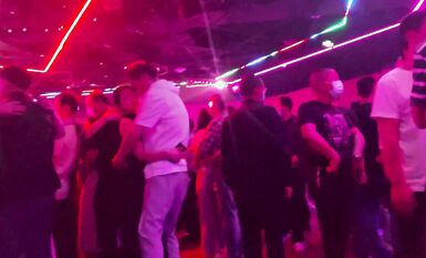 舞廳的濃情蜜意好浪漫，嫵媚的美女都是惹人愛，這簡直就是休閑娛樂好地方