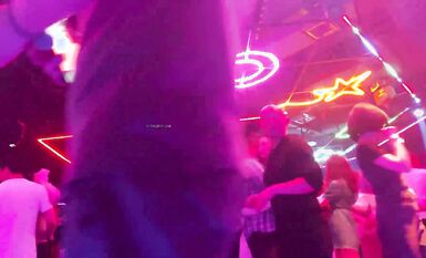 重慶舞廳門票15元，愛情就從舞廳開始，舞廳燈光昏暗，休閑娛樂好地方