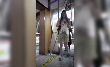 YC194可愛拖鞋吊帶裙小姐姐！裙底竟是黑色騷丁！