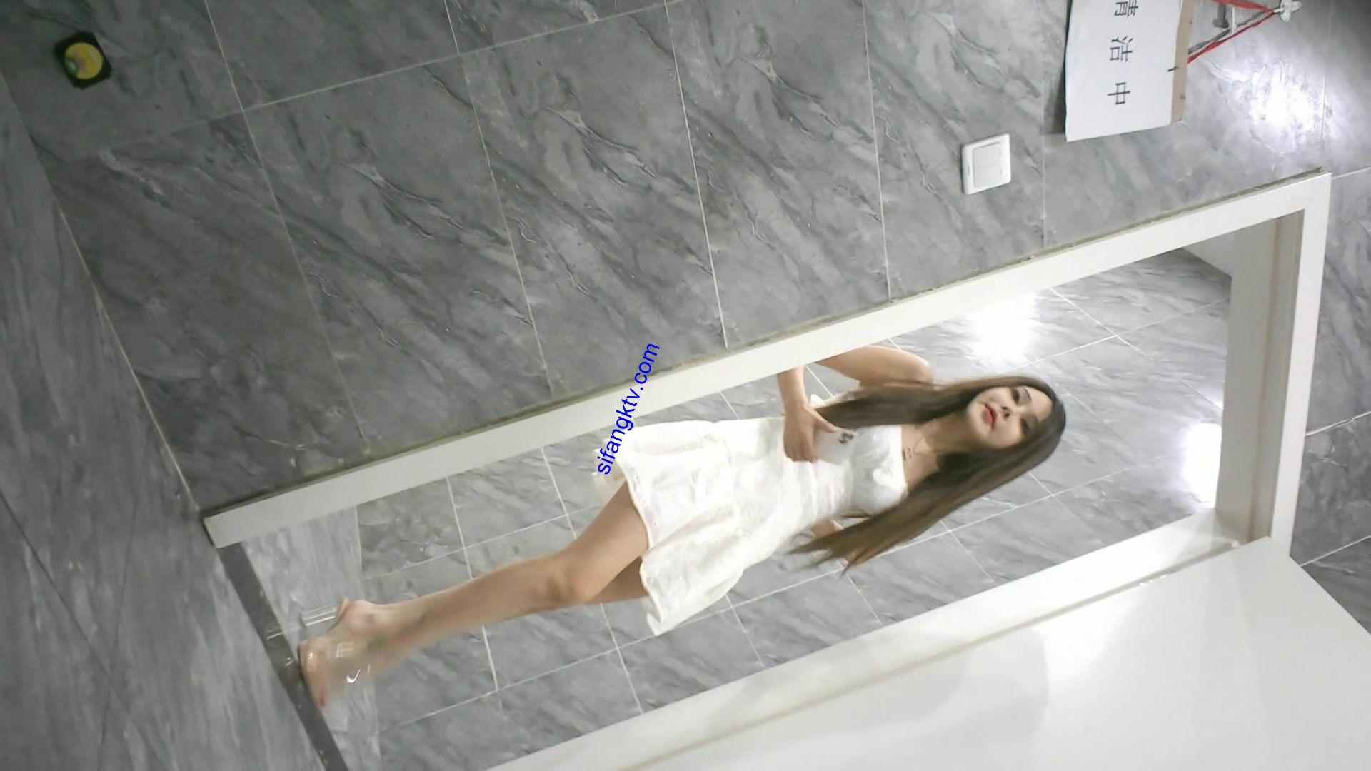 七月最新流出私房大神隔牆有眼 原創廁拍 (2)