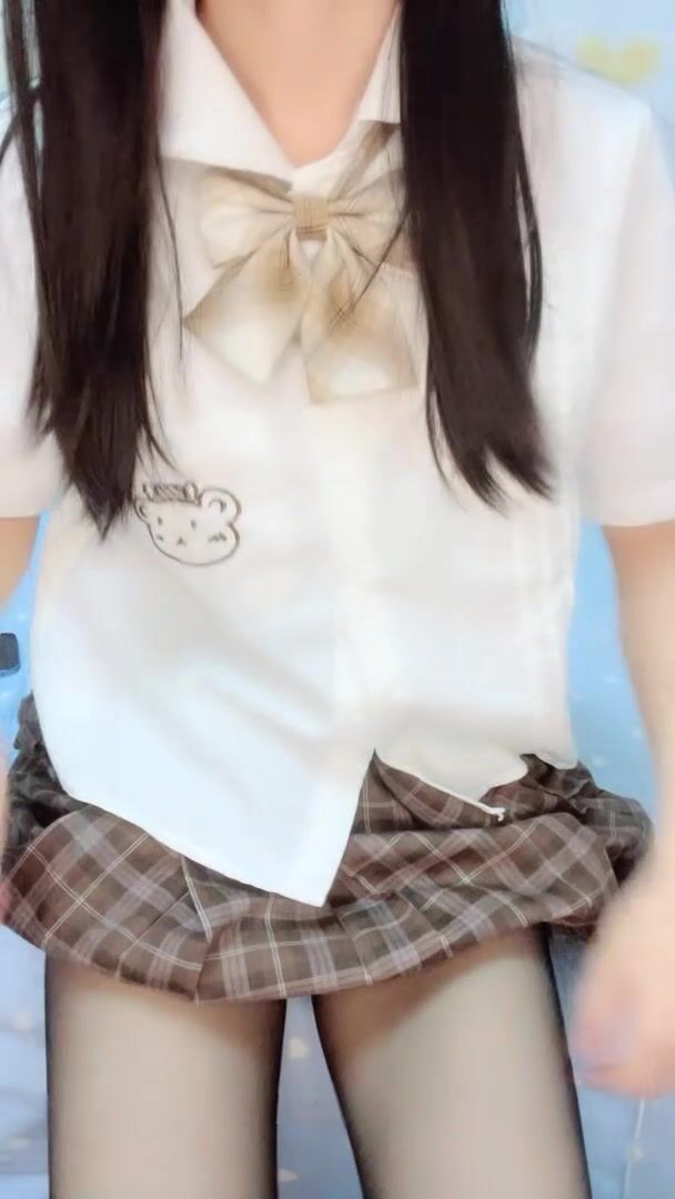 好養眼~【小提莫呀】01年大學生~JK制服裝~黑絲~白絲~擼翻天！ (1)