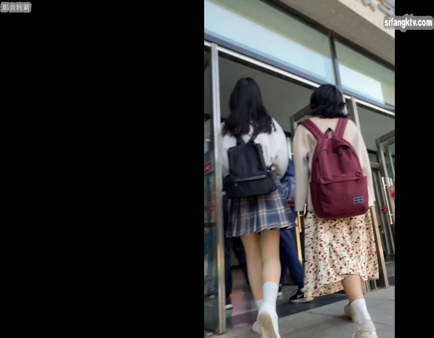 校園學生妹CD 偷拍大神學校專挑短裙學生妹 疑似內褲上有根逼毛 大膽刺激 高清 (2)