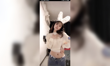 最新《瘋狂抖音》外篇之《抖音擦邊8》各種閃現走光刷邊 走私會議房給男友口愛 這期超精彩4.真空凸點 (5)