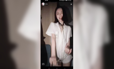 最新《瘋狂抖音》外篇之《抖音擦邊8》各種閃現走光刷邊 走私會議房給男友口愛 這期超精彩5.刺激 (2)