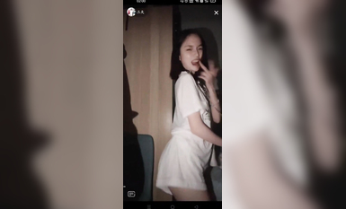 最新《瘋狂抖音》外篇之《抖音擦邊8》各種閃現走光刷邊 走私會議房給男友口愛 這期超精彩5.刺激 (2)