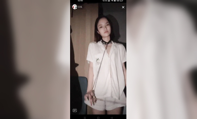 最新《瘋狂抖音》外篇之《抖音擦邊8》各種閃現走光刷邊 走私會議房給男友口愛 這期超精彩5.刺激 (2)