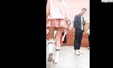 校園學生妹CD 偷拍大神學校專挑短裙學生妹 疑似內褲上有根逼毛 大膽刺激 高清 (6)