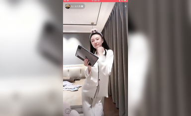 最新《瘋狂抖音》外篇之《抖音擦邊8》各種閃現走光刷邊 走私會議房給男友口愛 這期超精彩2.美女擦邊 (4)