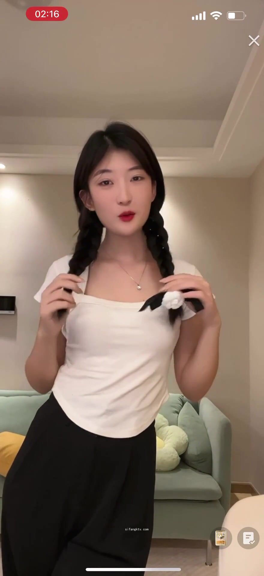 最新《瘋狂抖音》外篇之《抖音擦邊8》各種閃現走光刷邊 走私會議房給男友口愛 這期超精彩1-美女露點 (7)