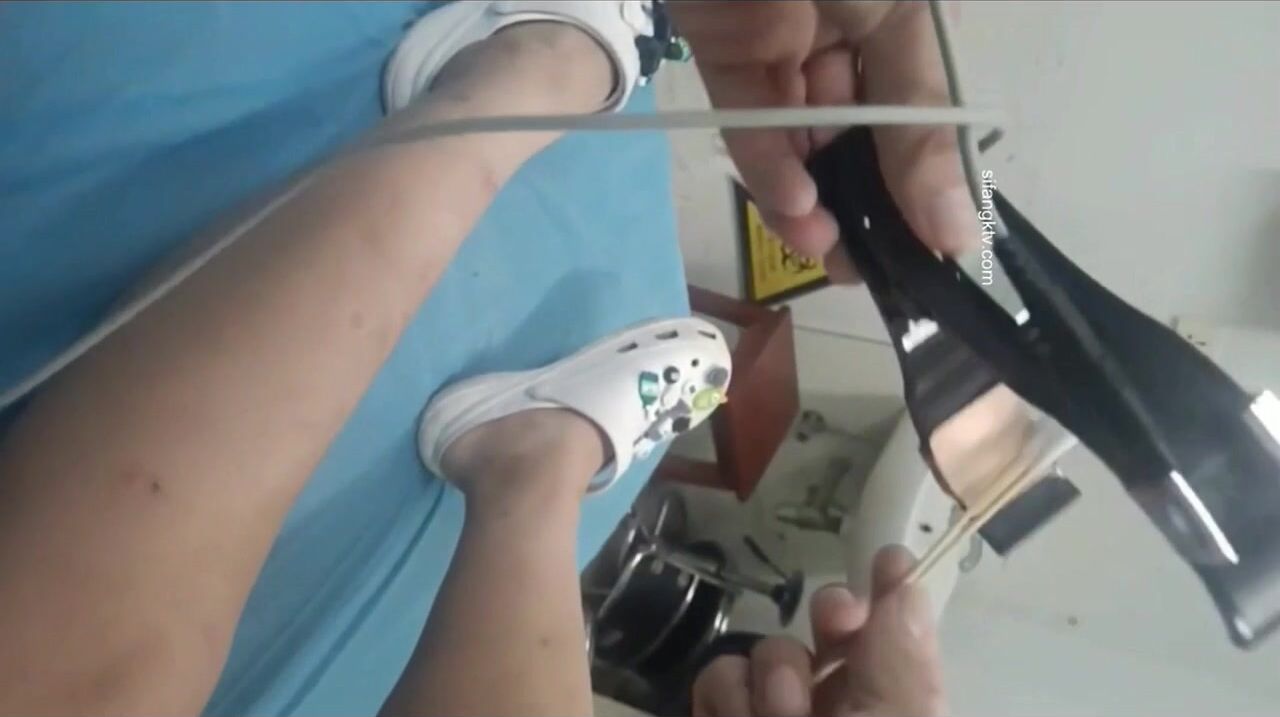 國內某體檢中心心電圖檢查偷拍 各種美乳大學生少婦美乳映入眼簾，處女的奶子圓潤堅挺好好看 (19)