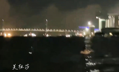 高顏長腿騷貨『美杜莎』最新淫亂群交私拍 網咖包廂群P淫亂 職業裝被上司強上 高清 (5)