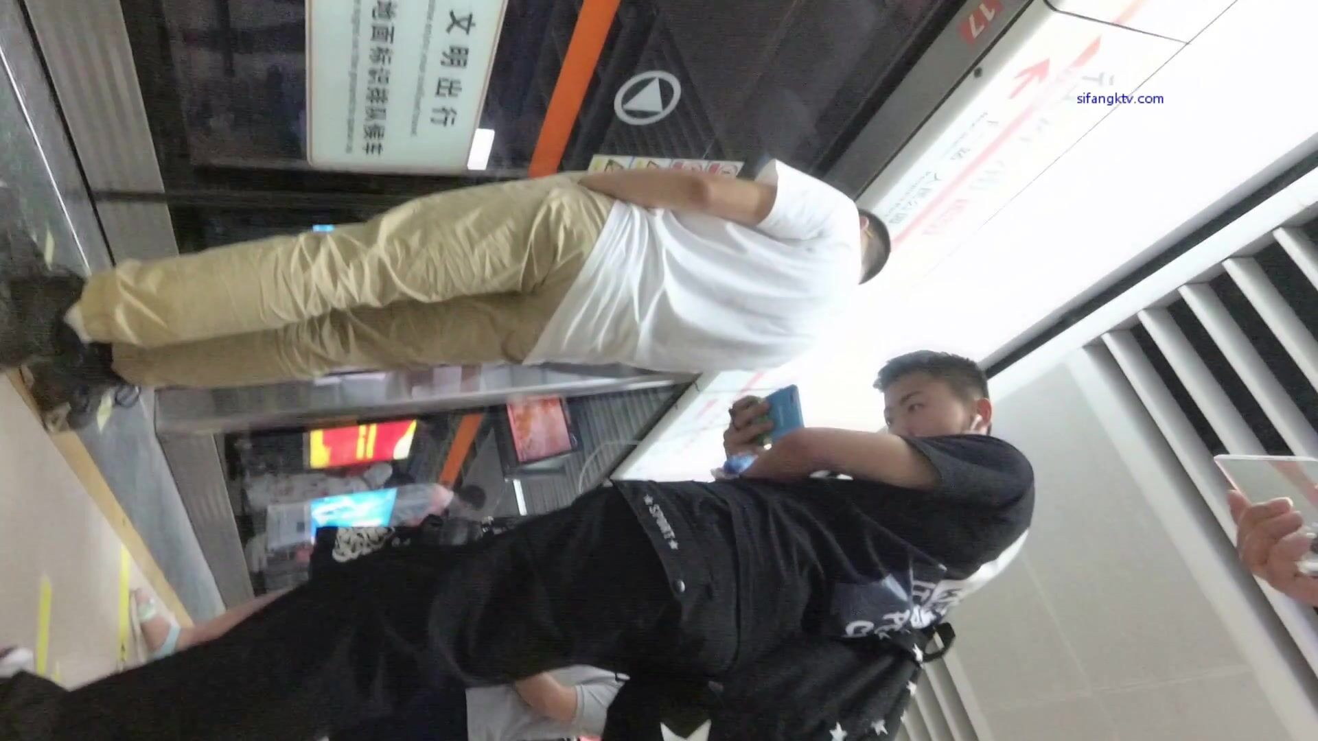 成都地鐵醫院抄底 驚現無內長腿美女 各式內內讓人噴血 幻想扒下推到啪啪 高清1080P版 (21)