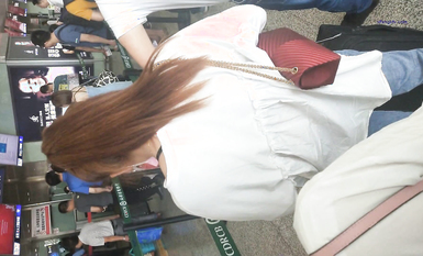 超高質量機場地鐵抄底 高挑美女陰毛旺盛露出兩根 三角內內夾在逼縫隙里 高清1080P版 (12)