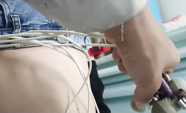 國內某體檢中心心電圖檢查偷拍 各種美乳大學生少婦美乳映入眼簾，處女的奶子圓潤堅挺好好看 (40)