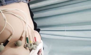 國內某體檢中心心電圖檢查偷拍 各種美乳大學生少婦美乳映入眼簾，處女的奶子圓潤堅挺好好看 (40)