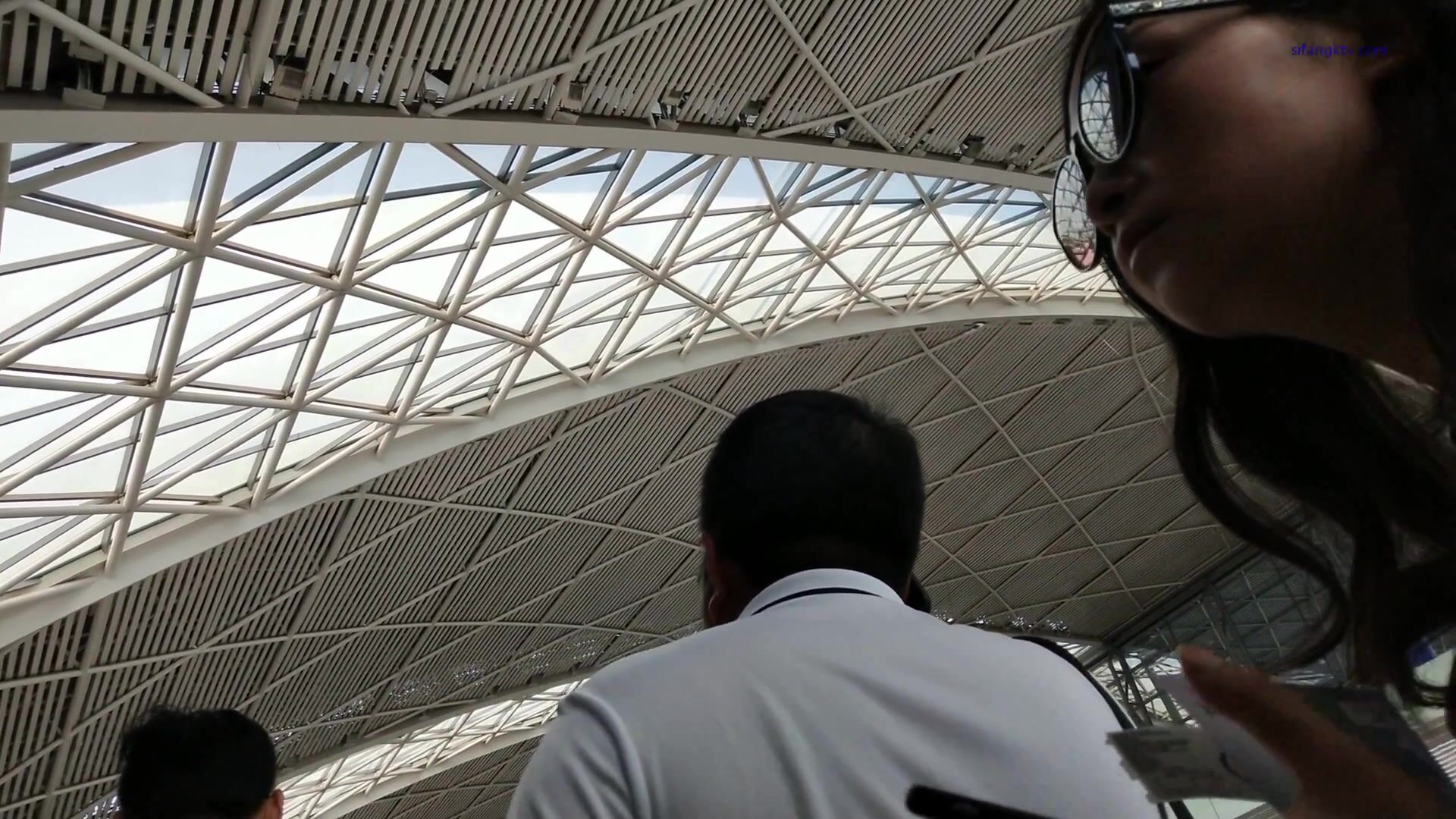 超高質量機場地鐵抄底 高挑美女陰毛旺盛露出兩根 三角內內夾在逼縫隙里 高清1080P版 (16)