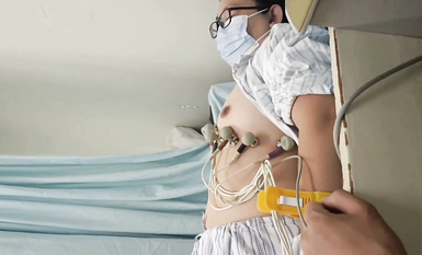 國內某體檢中心心電圖檢查偷拍 各種美乳大學生少婦美乳映入眼簾，處女的奶子圓潤堅挺好好看 (5)