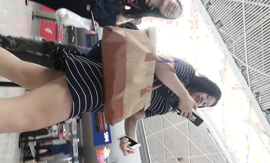 超高質量機場地鐵抄底 高挑美女陰毛旺盛露出兩根 三角內內夾在逼縫隙里 高清1080P版 (1)