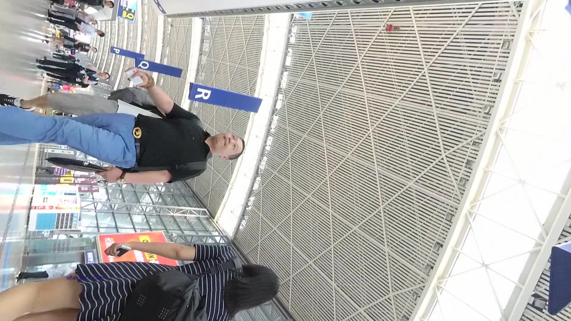 超高質量機場地鐵抄底 高挑美女陰毛旺盛露出兩根 三角內內夾在逼縫隙里 高清1080P版 (1)