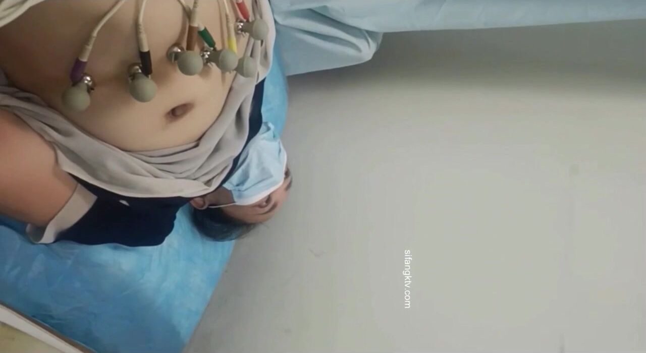 國內某體檢中心心電圖檢查偷拍 各種美乳大學生少婦美乳映入眼簾，處女的奶子圓潤堅挺好好看 (41)