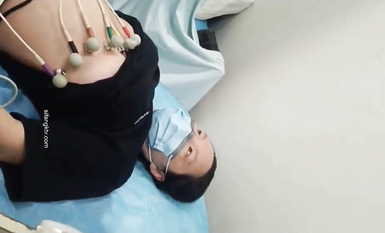 國內某體檢中心心電圖檢查偷拍 各種美乳大學生少婦美乳映入眼簾，處女的奶子圓潤堅挺好好看 (15)