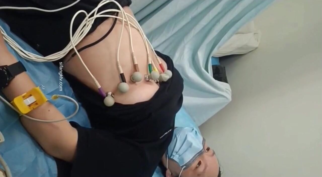 國內某體檢中心心電圖檢查偷拍 各種美乳大學生少婦美乳映入眼簾，處女的奶子圓潤堅挺好好看 (15)