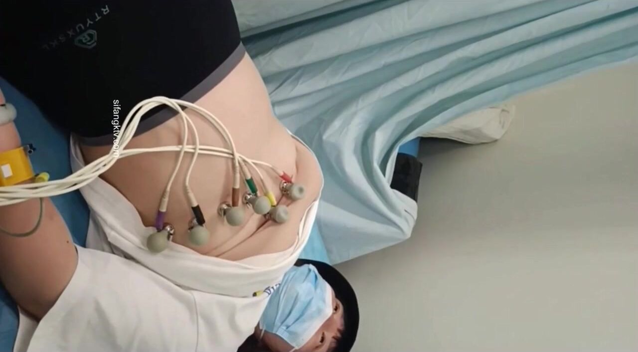 國內某體檢中心心電圖檢查偷拍 各種美乳大學生少婦美乳映入眼簾，處女的奶子圓潤堅挺好好看 (14)