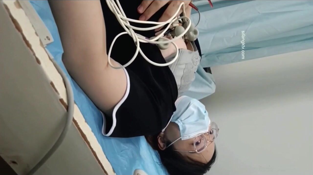 國內某體檢中心心電圖檢查偷拍 各種美乳大學生少婦美乳映入眼簾，處女的奶子圓潤堅挺好好看 (47)