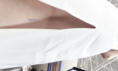 超高質量機場地鐵抄底 高挑美女陰毛旺盛露出兩根 三角內內夾在逼縫隙里 高清1080P版 (11)