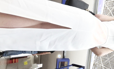 超高質量機場地鐵抄底 高挑美女陰毛旺盛露出兩根 三角內內夾在逼縫隙里 高清1080P版 (11)