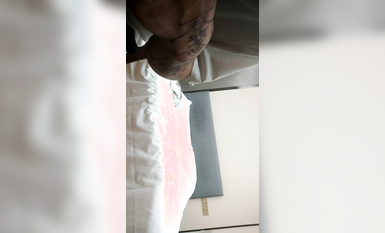 【寂寞的逼丶】約操苗條外圍小妹，自帶學生情趣裝，倒立深喉插嘴，翹起屁股後入爆操