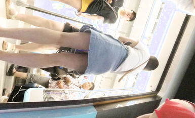 超高質量機場地鐵抄底 高挑美女陰毛旺盛露出兩根 三角內內夾在逼縫隙里 高清1080P版 (10)