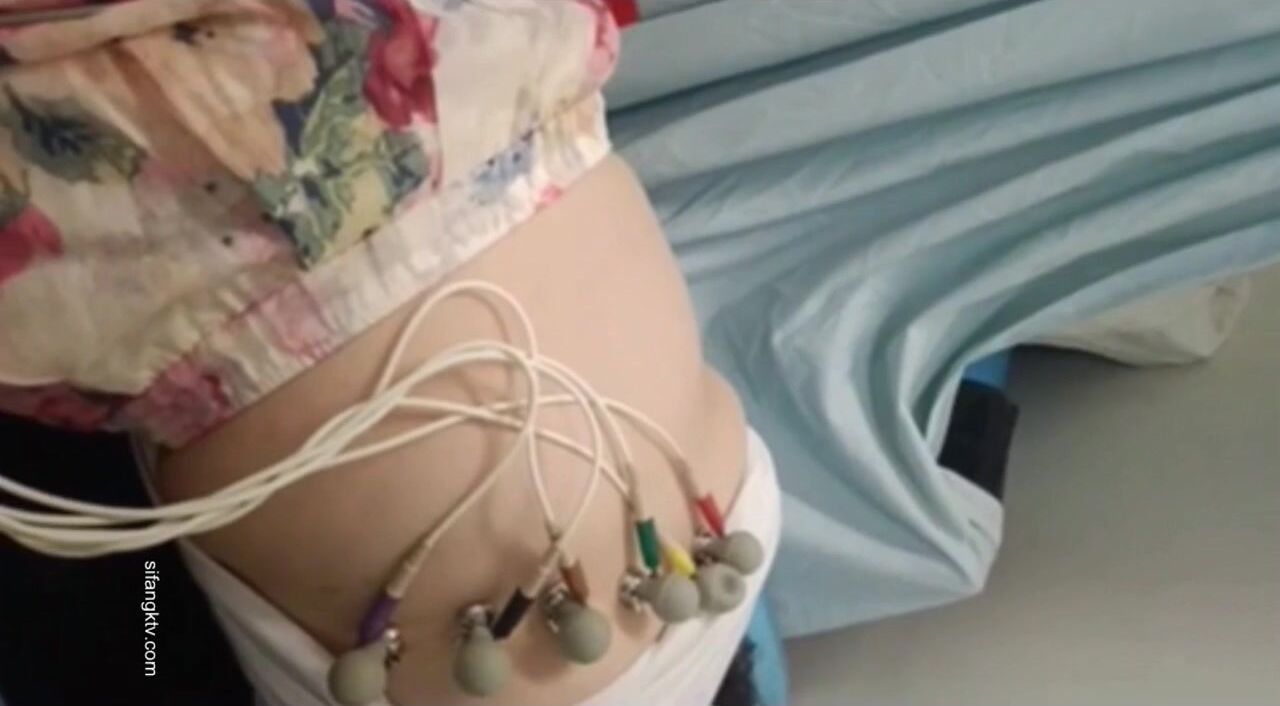 國內某體檢中心心電圖檢查偷拍 各種美乳大學生少婦美乳映入眼簾，處女的奶子圓潤堅挺好好看 (35)