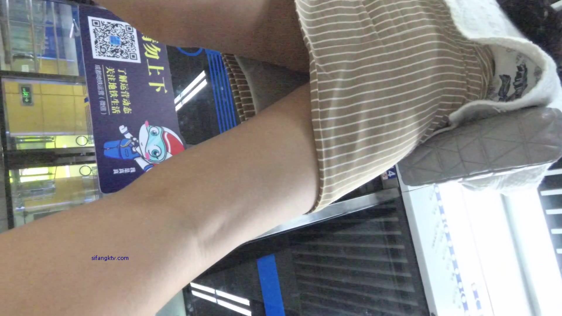 成都地鐵醫院抄底 驚現無內長腿美女 各式內內讓人噴血 幻想扒下推到啪啪 高清1080P版 (7)