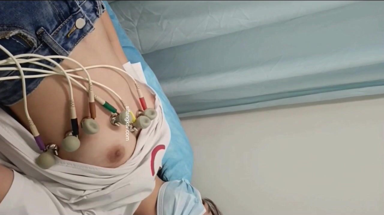 國內某體檢中心心電圖檢查偷拍 各種美乳大學生少婦美乳映入眼簾，處女的奶子圓潤堅挺好好看 (20)